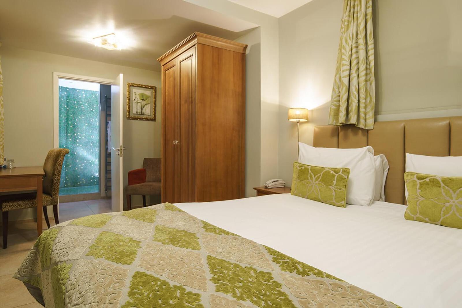 Hotel Fanhams Hall, Exclusive Collection Ware